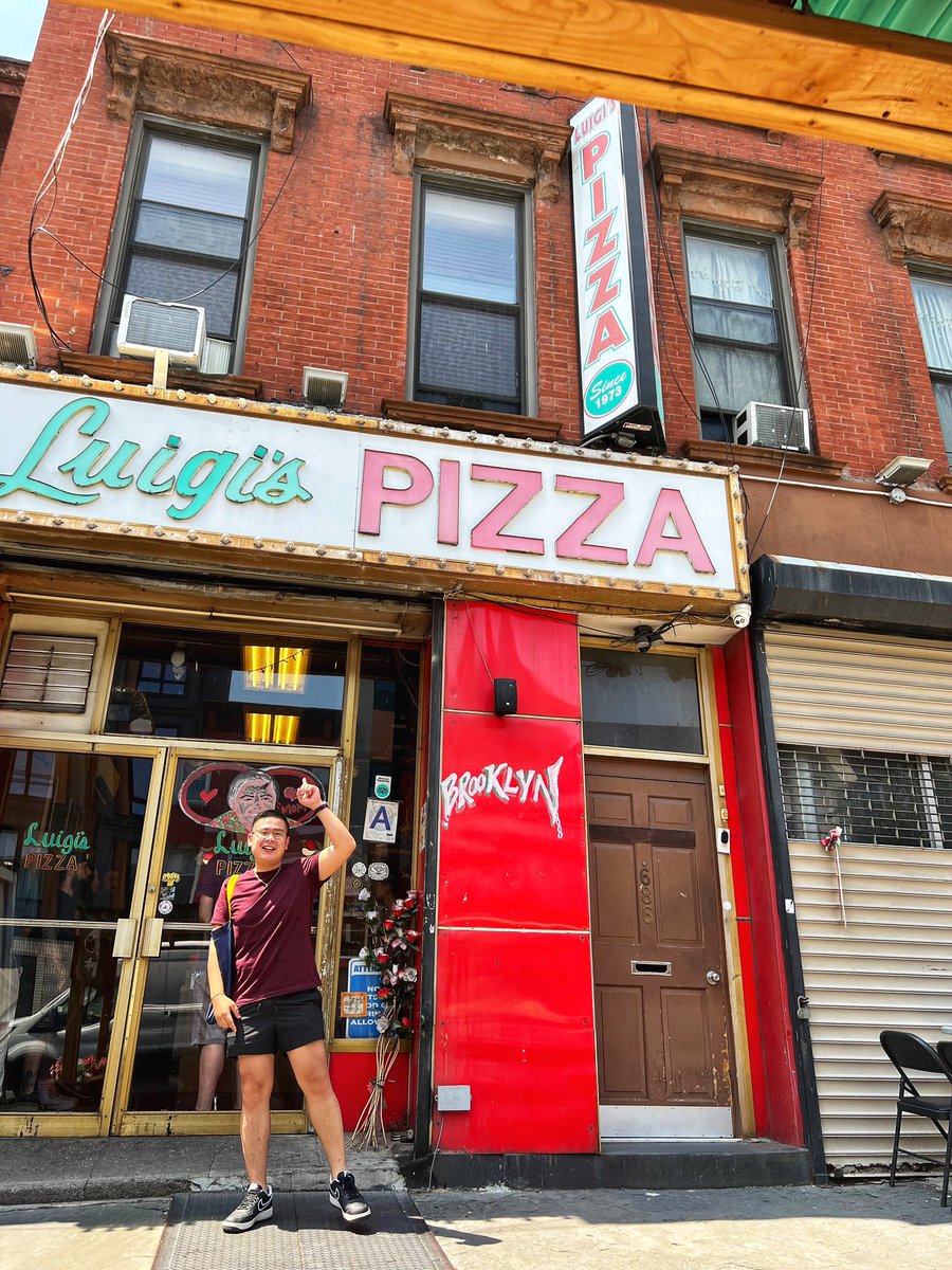 iAmChino69's tweet photo. This was featured in Netflix’s Street Food USA: Brooklyn’s BEST Pizza: @luigispizzaparkslope #WhenInNewYork https://t.co/Yddzx2zmKD