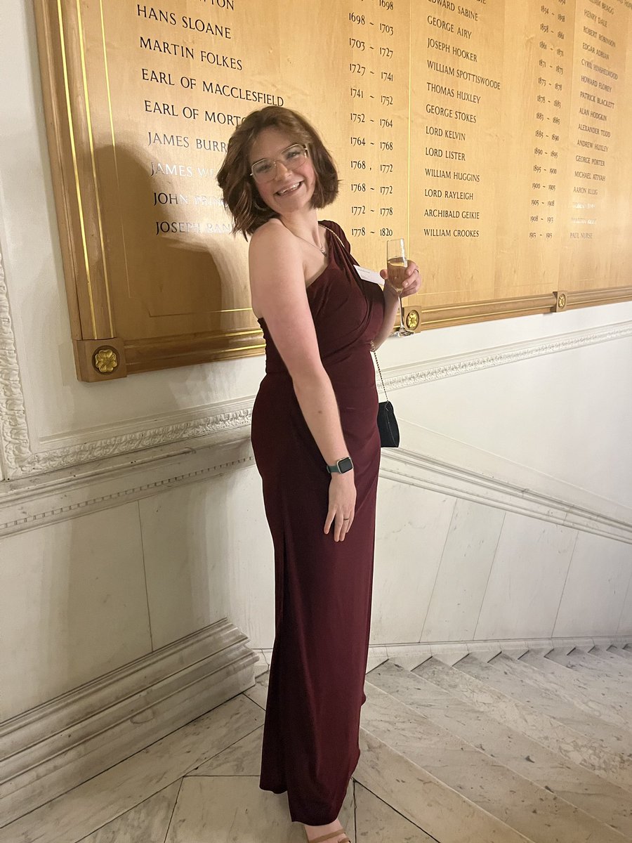 Got my obligatory photo dressed up to the nines for the Summer Science Soirée at the Royal Society, had such a good day chatting about all our research in York! 🎉🦠🌱🧬