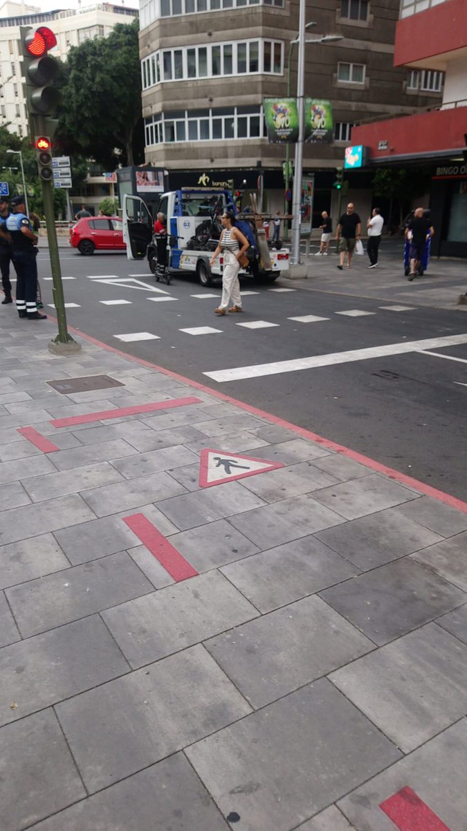 AAmpecan's tweet photo. Buenas noches, nos han llegado llamadas y videos de bastantes usuarios que desde el lunes la policía local de las Palmas @PoliciaLPA
 esta parando indiscriminadamente a todos los usuarios de patinetes electricos, de momento han estado en la zona de Alcaravaneras y esta tarde https://t.co/F7bQClZadq