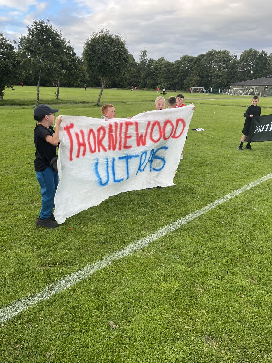 📸 Thorniewood Ultras

Great to see some more of the next generation of <a href="/thorniewood/">Thorniewood United FC</a> fans at the game tonight.👏🏻

Everyone’s ears will still be ringing from the banging of their drum for the 90 minutes🥁

Looks like the to @UnitRedUltras22 have some competition!

#MonTheWood 🖤🤍