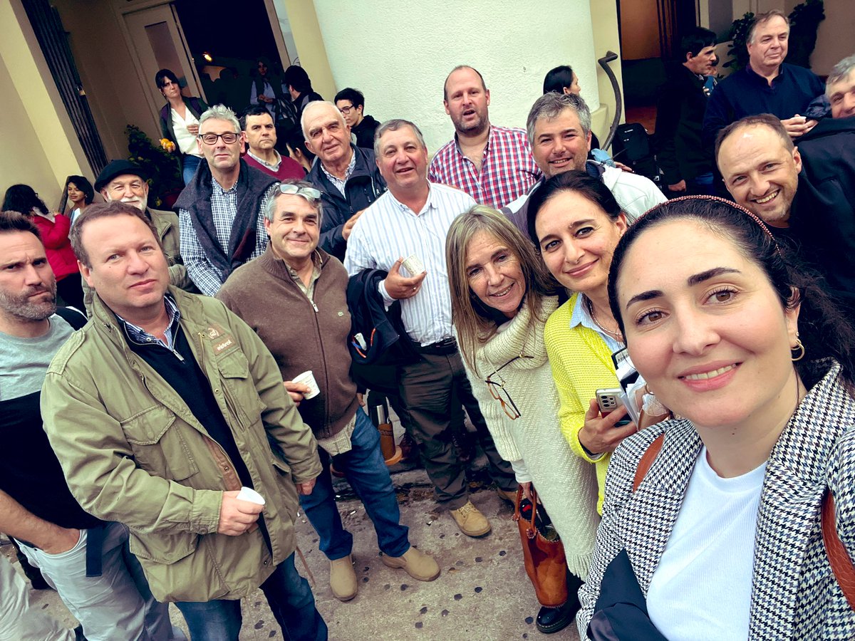 AntoGordillo's tweet photo. Congreso de la Granja
Intercambiar con colegas de todo el país, conocer realidades diferentes y llegar entre todos a tomar postura sobre el sector, es lo más democrático que he vivido. Gran asistencia de gremiales y productores. 

Cerrando, alguien gritó ¡Viva la Granja! Y sí👏 https://t.co/JOGp34P9E4