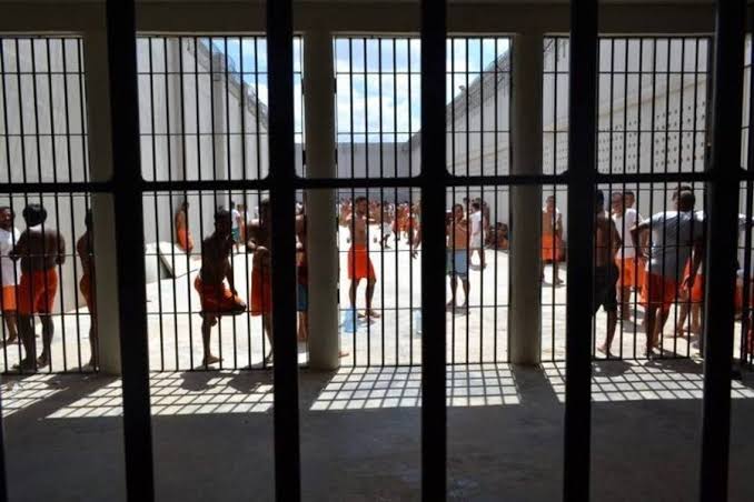 Frio vai com calma, onde meus parceiro tá eles dormem no concreto e a ducha é gelada... 🔓🔑

PJL pra todos os amigos privados 🐸