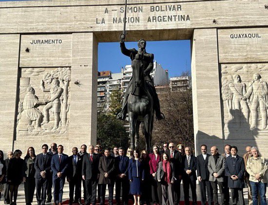 “Venezuela es y será por siempre una nación soberana e independiente no sometida a potencia extranjera alguna” Así lo afirmó Emb@StellaMarinaLu2 en su intervención ante autoridades, cuerpo diplomático, dirigentes políticos y mo sociales con motivo de celebrar el día de la patria.