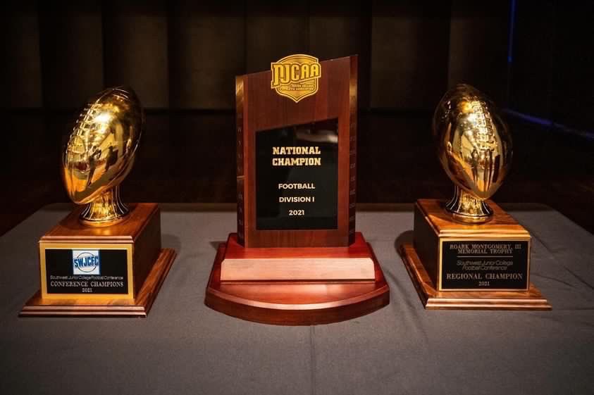 After a great talk with <a href="/CoachTaufaasau/">Kurt Taufa’asau</a> I am blessed to receive my first offer to <a href="/nmmibroncos/">NMMI Football</a>!
<a href="/T_BirdFootball/">Timpview Football</a> <a href="/DonnyAtuaia/">Donny Atuaia</a> @jray_skee <a href="/CoachTyusMoe/">Tyus Moe</a>