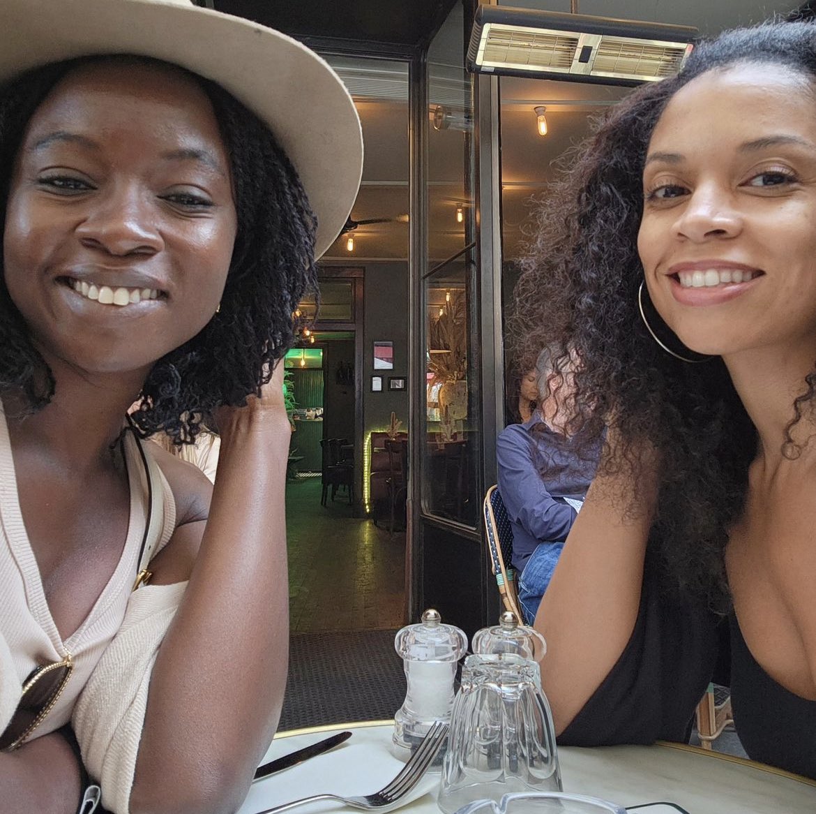 Ebonies in Paris. 🇫🇷 #moveoveremily #theadventuresofdeeandsu #theyshouldmakeitaseries😉