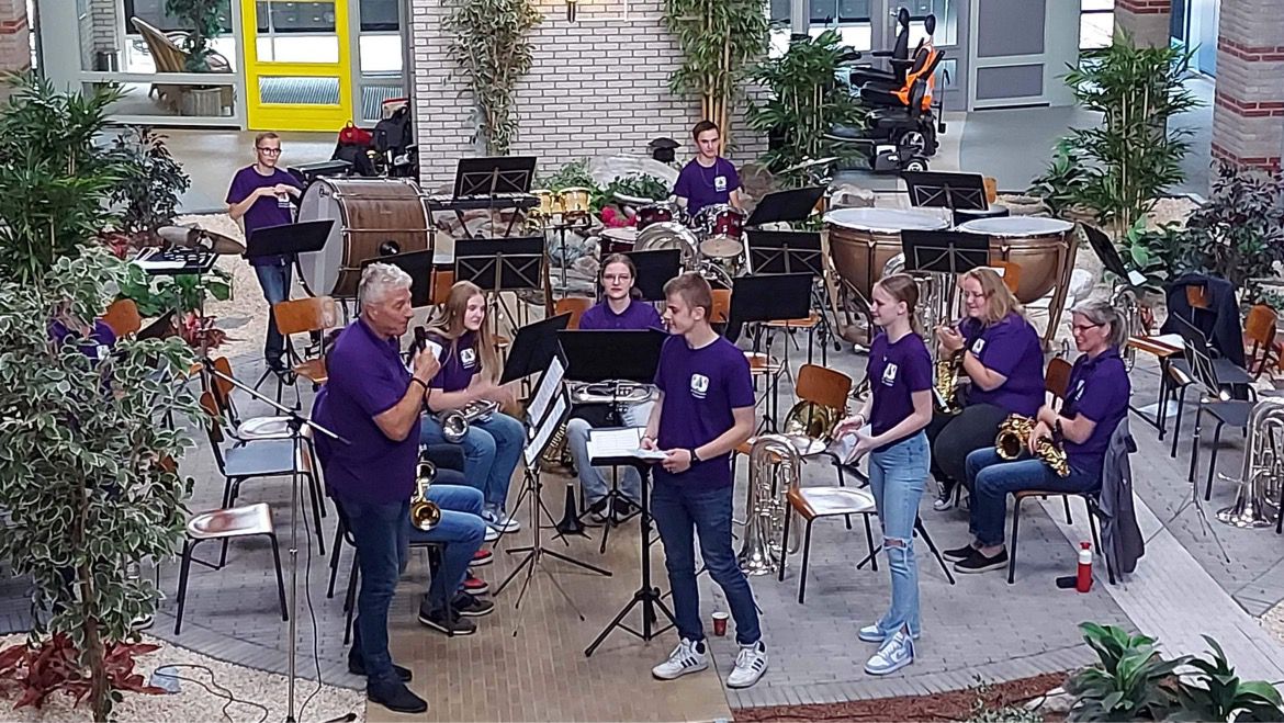 fanfarews's tweet photo. Vanavond gespeeld in seniorencomplex Botanicahof in Winschoten. Erg gewaardeerd. https://t.co/i7F7E0185l