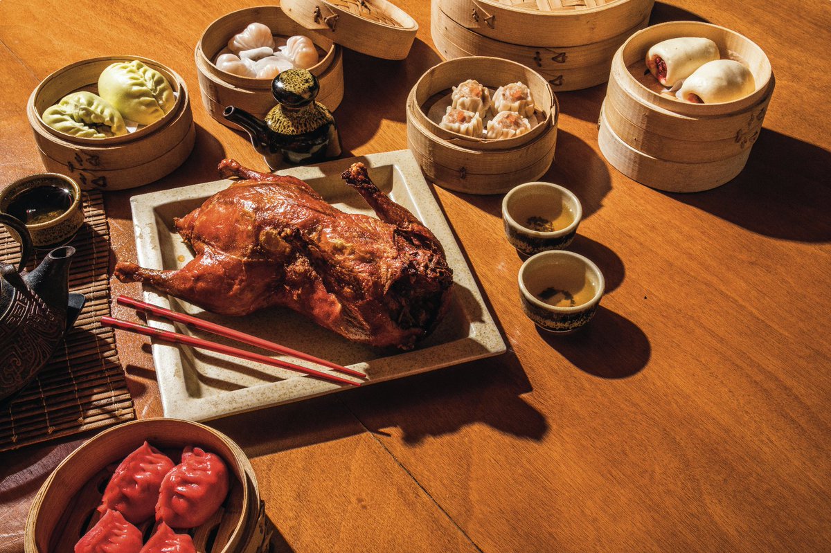 AsianBay's tweet photo. El chef Luis Chiu comparte en @FoodandWineES la receta de pato laqueado o pato pekinés tradicional que preparan en su restaurante Asian Bay.

📝 Anabel Oviedo
Mira aquí la la receta: https://t.co/Bcp5wQJ4Sv
📸 IG @elmonchis_mx
🥟 Chef Luis Chiu https://t.co/BgDm1SqX9h