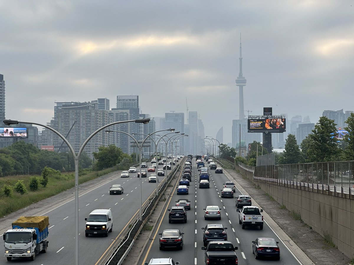 lakeguydreams's tweet photo. Smoky last week #toronto #fire #smoke #cntower https://t.co/G6YAKPGUVP