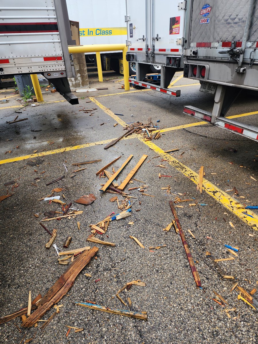 CNDNTrucker32's tweet photo. @LovesTravelStop this location needs a desperate clean up. I know drivers are disrespectful but this is wrong. https://t.co/45p8cuIZPs