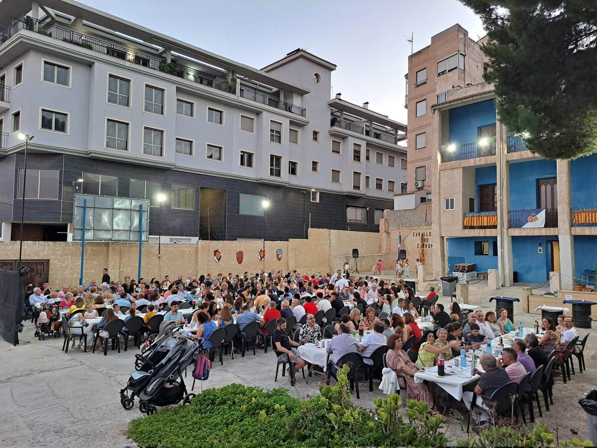 📷 Fotografías de la VIII Convivencia con la Comparsa Caballeros de Cardona y el XXV Almuerzo de hermandad con la Peña Sajeño-Alagonesa: 1 y 2 de julio de 2023.

➕️Noticia completa en:
alagoneses.es/2023/07/05/con…