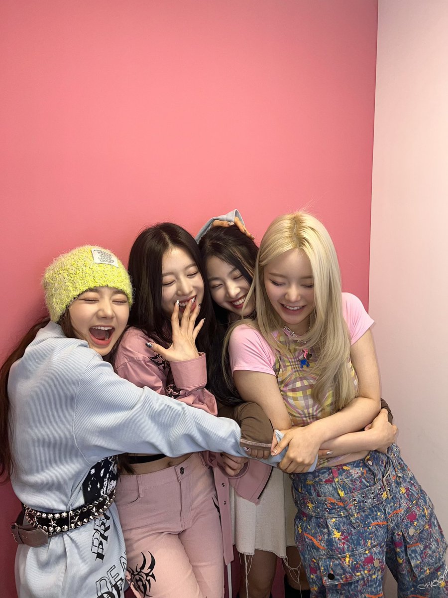 thekeenafiles's tweet photo. always be on your side ♡ https://t.co/DxKPsfRjkH