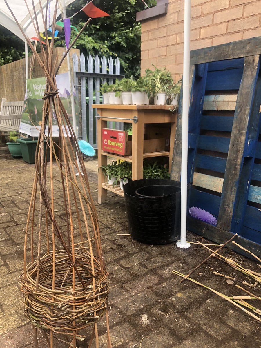 CoralineT88's tweet image. Today was the penultimate day of my placement &amp;amp; we welcomed the lovely Becky from @DenbighshireCC who taught patients &amp;amp; staff the art of willow weaving! We made these cute obelisks and bird feeders for the garden :) #natureforhealth #OTstudent #willowweaving @GlyndwrOT #limbloss
