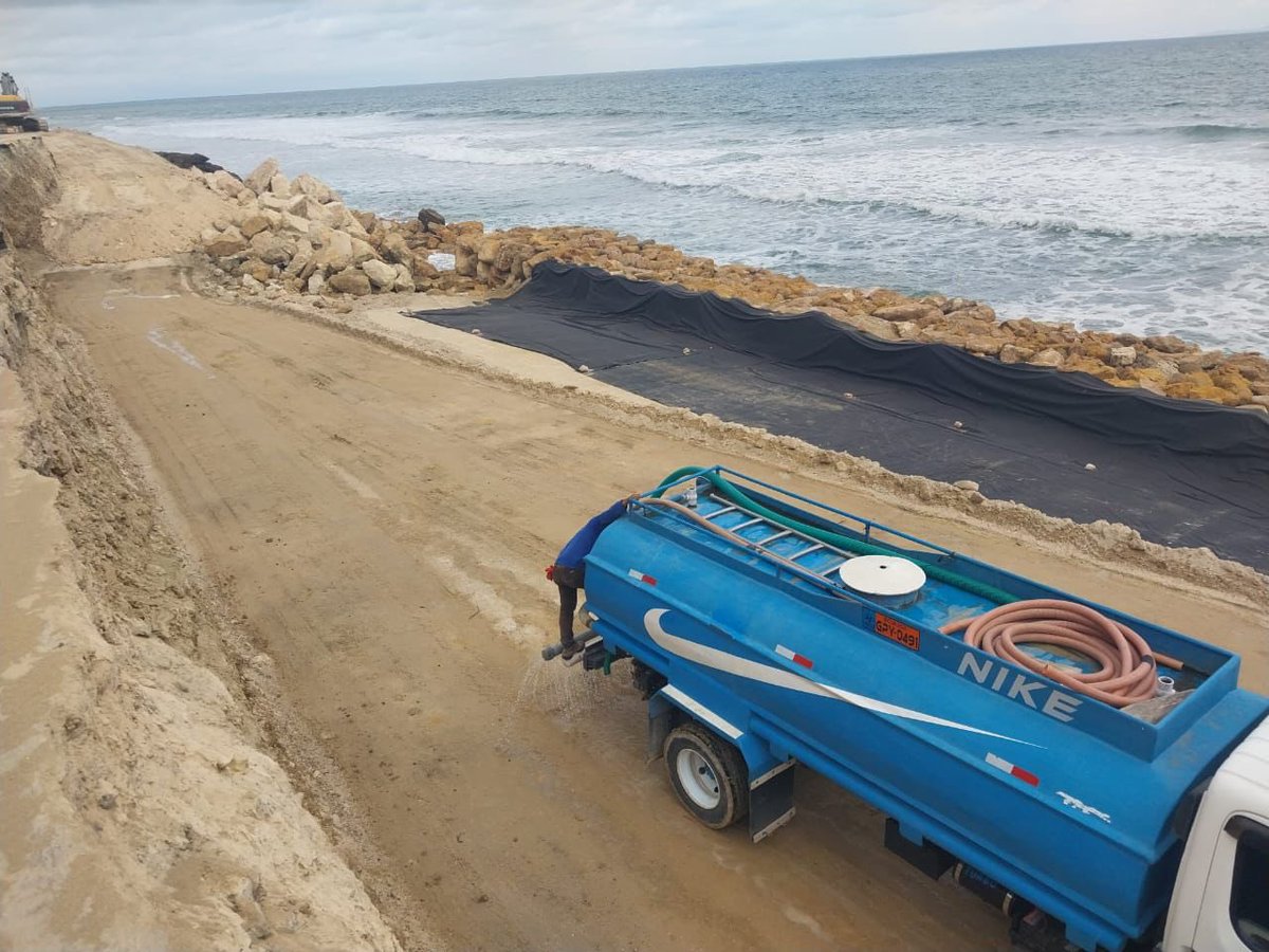 #Manabí | Continuamos con los trabajos para proteger el talud en el sitio La Resbalosa.

✔️ Avance del 42% de la obra
✔️ Atendemos tres sectores: La Resbalosa, Santa Rosa y Piñas
✔️ Invertimo USD 2.9 millones para recuperar la vía

Nuestro compromiso es firme con la vialidad.🚙🚗