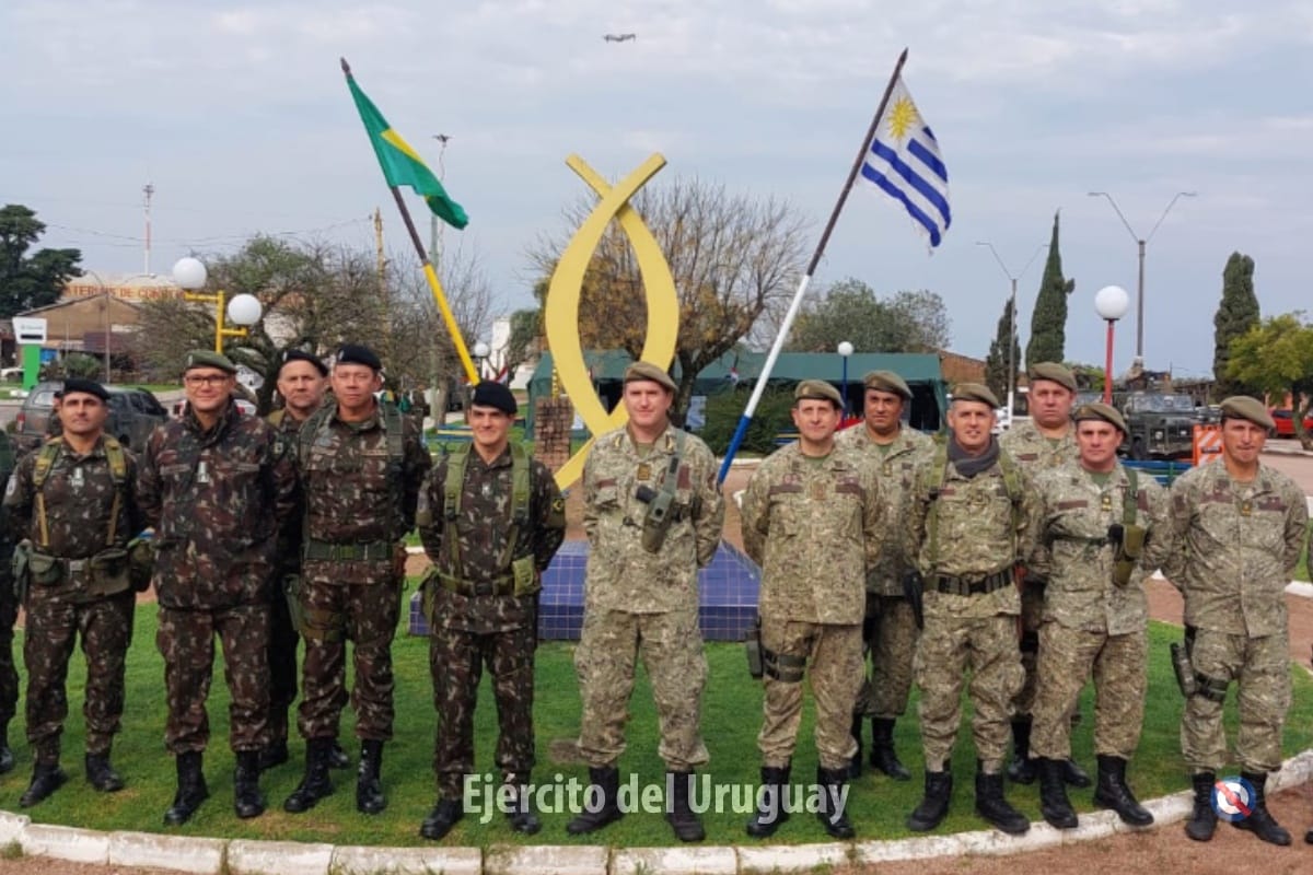 EJÉRCITO DE URUGUAY - Página 42 F0TexfMX0AI0G1K?format=jpg&name=medium