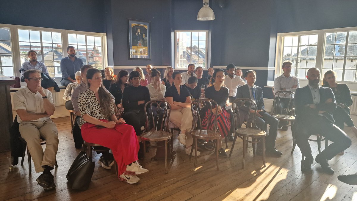 GeorgesUrology's tweet photo. Collaborative evening spent with our oncology colleagues and the SWL Urology network exploring the benefits of Daralutamide in metastatic and non met #prostatecancer. @BayerPharma @HARQazi @PaoloUmari @DenosshanSri @SRHurology @mikaelacarey @HolsUroLols @torathameen @Bushra_aq91 https://t.co/gzUWp6ufWo