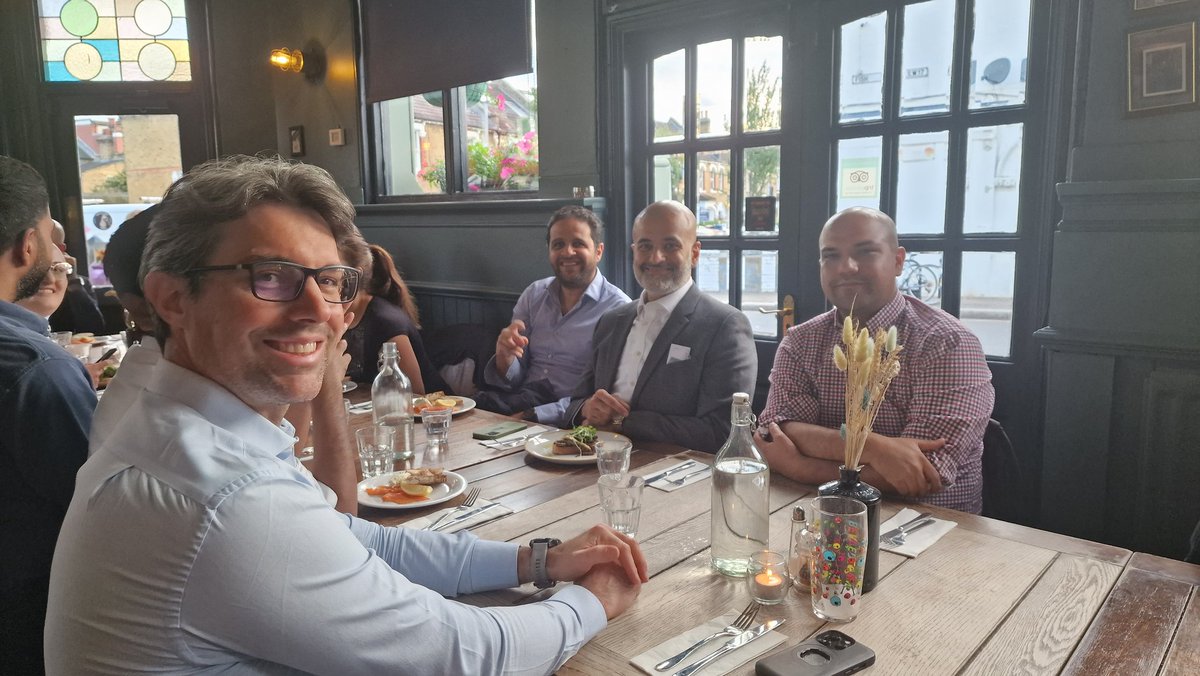 GeorgesUrology's tweet photo. Collaborative evening spent with our oncology colleagues and the SWL Urology network exploring the benefits of Daralutamide in metastatic and non met #prostatecancer. @BayerPharma @HARQazi @PaoloUmari @DenosshanSri @SRHurology @mikaelacarey @HolsUroLols @torathameen @Bushra_aq91 https://t.co/gzUWp6ufWo