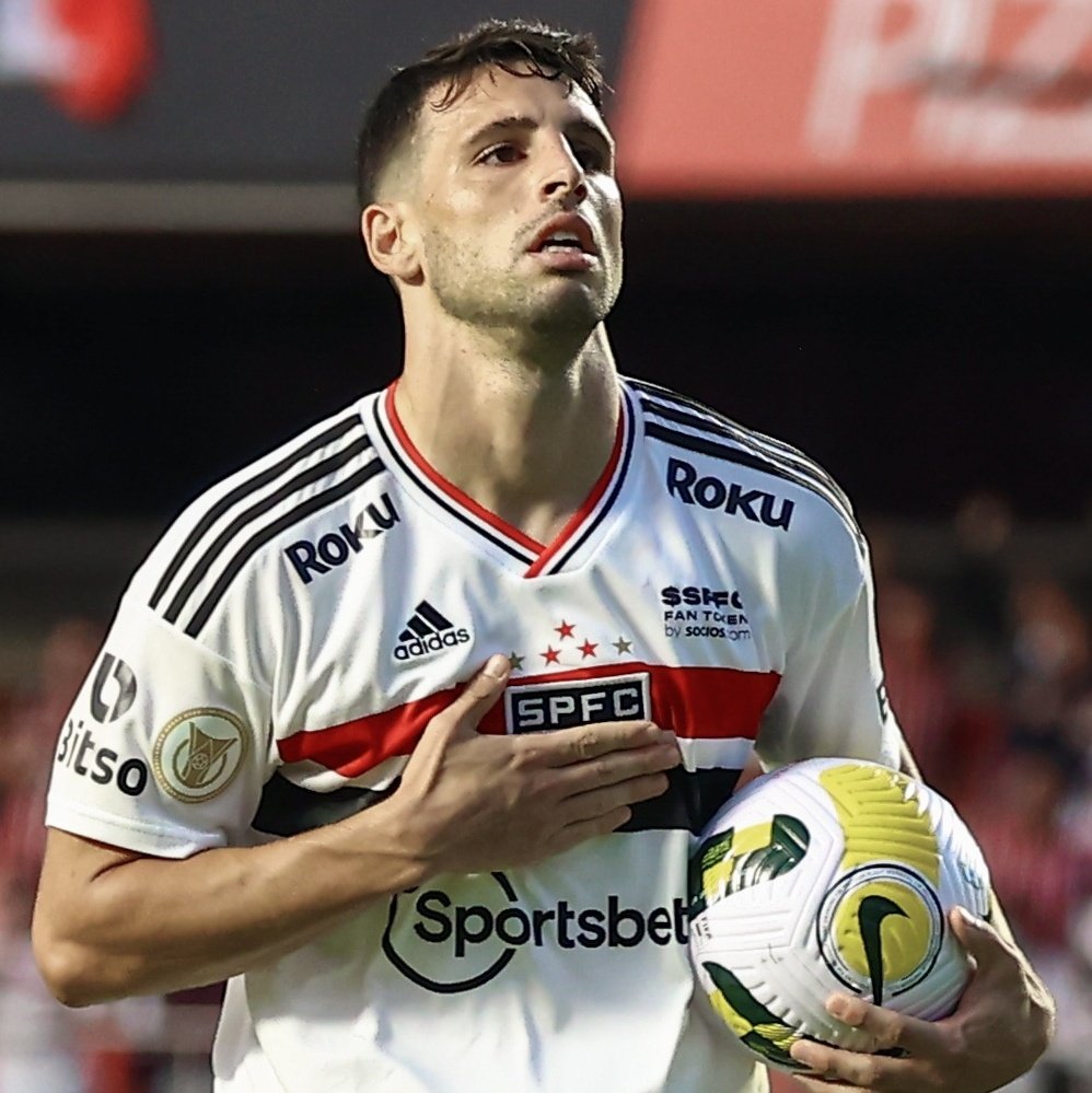 O que o Calleri está fazendo por nós, pelo São Paulo Futebol Clube, tem que ser valorizado. Nem se o Lewandowisk viesse jogar com as 3 cores do São Paulo, iria merecer mais a camisa 9 do que este argentino. Ele SEMPRE amou a camisa. E eu amo ele, foda-se.
