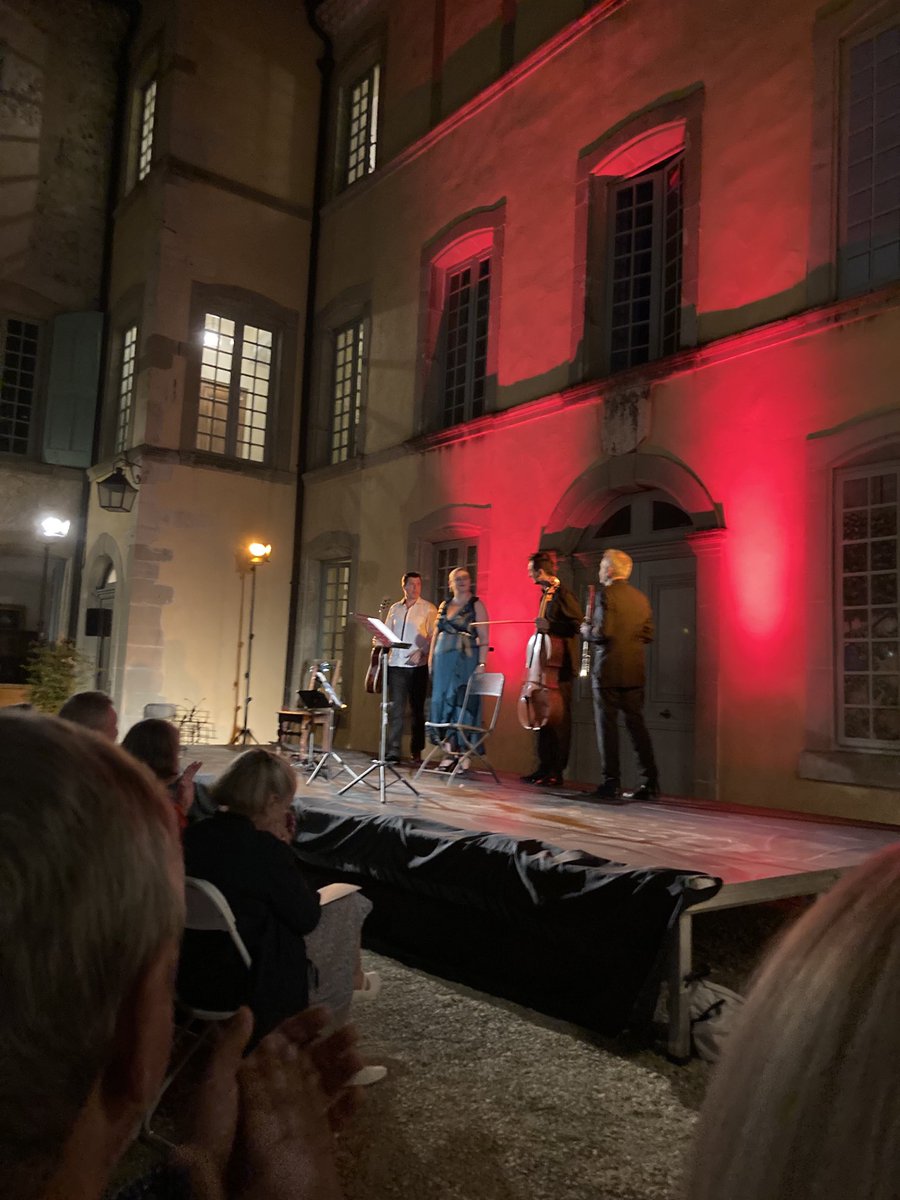 une merveilleuse soirée musicale avec les victoires de la musique classique au château de Vacheres avec des œuvres de Falla Bizet Ibert Piazzolla Lobos Sor et Mozart transposées à la guitare la flûte et le violoncelle ainsi qu’une merveilleuse mezzo soprano Eugénie Joneau ⁦
