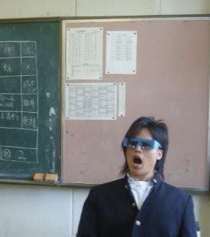 monguchitakuya's tweet photo. 高所得者になる人の特徴を解説する。

もし今何かしらで稼ごうと動いている人は今から話すことに当てはまる必要がある。

今まで何千人と言う人を見てきたが最低でも1000万円以上の年収に到達する人、全員に共通していたことだ。

もしも目指しているにも関わらず当てはまっていなければ、到達できない可能性が高い。

簡単に言うと目標が叶わなく、今している作業も全て無駄になると言うことだ。

一方でこれを読んだ後に到達できなければそれもはや“到達する気がない”とも言える。

それくらい共通している特徴があった。

結論、特徴は3つある。

この3つの特徴全てに当てはまる必要がある。

①自分に負荷をかける
②初動が5分以内
③アドバイスを素直に受ける

この3点だ。ありきたりだな〜と思った人で年収1000万円以下の人がいたら解釈が間違っていると言える。

それぞれ書いていく。

①自分に負荷をかける

簡単に言うと限界まで努力する人だ。

努力に理由もクソもない。努力する理由も必要ない。努力するしかないんだ。

必要な努力がが例え「ウッ」となってしまう基準値だとしても、今までに経験した事がない基準値が目の前に来ても平気で立ち向かっていく。これが必須だ。

一方でこれができない人は「無理や…」と反射的に感じてしまい思考が停止する。

逆にできる人は1秒後には「どうすればできるか？」をもう考え出している。

自分に負荷をかければ成長することを知っているからだ。

スポーツも同じ。楽にこなせる練習ばっかりやっていても記録は伸びない。でも、嘔吐するくらいまで追い込んで練習する人はその度に成長していく。

自分に負荷すらかけることができない人は絶対に停滞する。

②初動が5分以内

驚くかもしれないがこんな実話がある。ある講座を運営している人が弊社に相談にきた。1時間だけだがかなり高額なお金を支払ってくれた。

その講座の販売件数を伸ばすためにある施策を提案した。少し内容を話すとリストマーケティングを取り入れなさいという内容だ。

なんと彼は1時間の面談のところ30分で帰っていき早速準備を始めたのだ。

業界的にもリストマーケを取り入れている所は少なく必ず勝てるとアドバイスをしたからなのか、まだ僕の事務所にいるのにも関わらずチームに連絡を回して実行に移していた。僕はあと30分残っていたので進めていく上で分からない事があれば連絡をくださいと伝えその日は解散した。

そして翌月、売上が倍になったと報告があった。

この初動のスピードが異常だ。事業開始1年目で既に年間で2000万円くらいは利益を出していた彼。その結果の理由はここにあった訳だ。

このように行動に移すまでのスピードが異常に早い。一方でダメな人は動き出す前に余計な事を考えてばかりでなかなか行動に移さない。やっと移したと思っても凄くスピードが遅い。

所得が高い人は明らかに初動が早い。

③アドバイスを素直に受ける

これは逆の視点から話すと分かりやすい。

アドバイスを素直に受けない人とは、感情的な理由で拘りを捨てる事ができない人だ。それが不要なのが分かっていても捨てる事ができない。

捨てることができないからこそ、そんな人は常に自分の物理的リソースも精神的なリソースもパンパンだ。
 
だからアドバイスをもらったとしても「できない」「やりたくない」と拒絶してしまう。

だから結果が出ないんだ…

と言いたいわけではない。ありきたりだ。大事だけどら、

本当に怖いのは、このような状況の人は後に「誰にもアドバイスを貰えない人」になってしまう。

自分がアドバイスを求められて実施した後、それを実行していなかったらもうアドバイスをしたくなくなるだろう？それが何回も続くとどうだ？

もう嫌になるだろ。

こうやって人の助けを受けない最悪の状況を、自分のちっぽけな拘りを守りたいが故に、知らず知らずのうちにハマってしまう。

そして、一生抜け出すことができない所までいってしまっているんだ。

正直、もうこうなると救いようがない。残念だけど。

アドバイスを素直に受けることで成長できるという一般的な解釈だけでなく、アドバイスを素直に受けることで“素直にアドバイスを実行する人”という信頼を獲得することができる。

これが高所得者になるための条件だ。

皆何個当てはまってた？ゼロでも今日から実行すれば余裕です🙆大丈夫。

引用ツイートは全てに僕自らエンゲージをつけにいきます🔥
リプは“メガ進化！”でOK！

※高校3年の時の授業中の写真晒します。昔から陽キャでした。