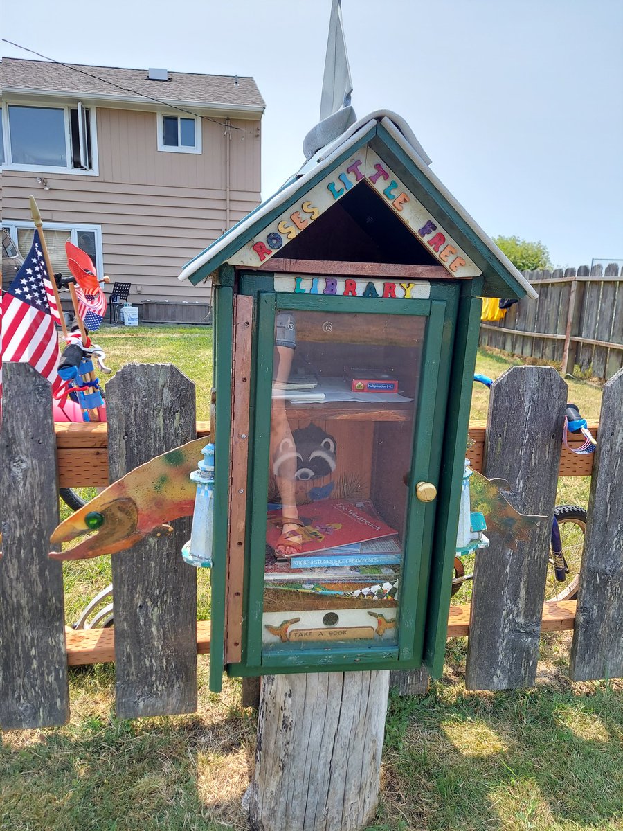 Came across the cutest little free library on Whidbey Island! (Do you see the raccoon inside?? My heart ❤️🦝🥺)