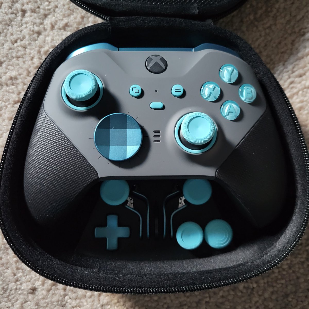 GinJukebox's tweet photo. I received my custom Elite Series 2 controller from #Xbox design lab today and it is beautiful!! I am so glad I finally broke down and got one of these! It's a late bday/been busting my butt at work for the past 8mths present to myself and I can't wait to use it! https://t.co/hcW25PWxjh