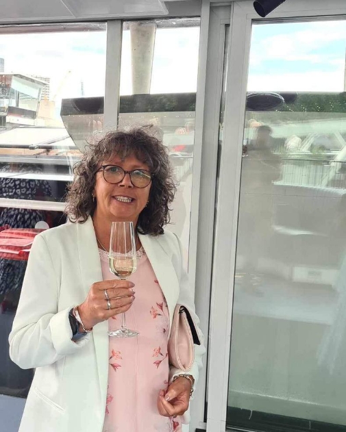 BeaconHillAcad's tweet photo. Afternoon Tea on the River Thames for our Teaching Assistant of the Year Award Winner - Mrs Barnfield. #LearningthatInspires https://t.co/1ZfAoCRE9B