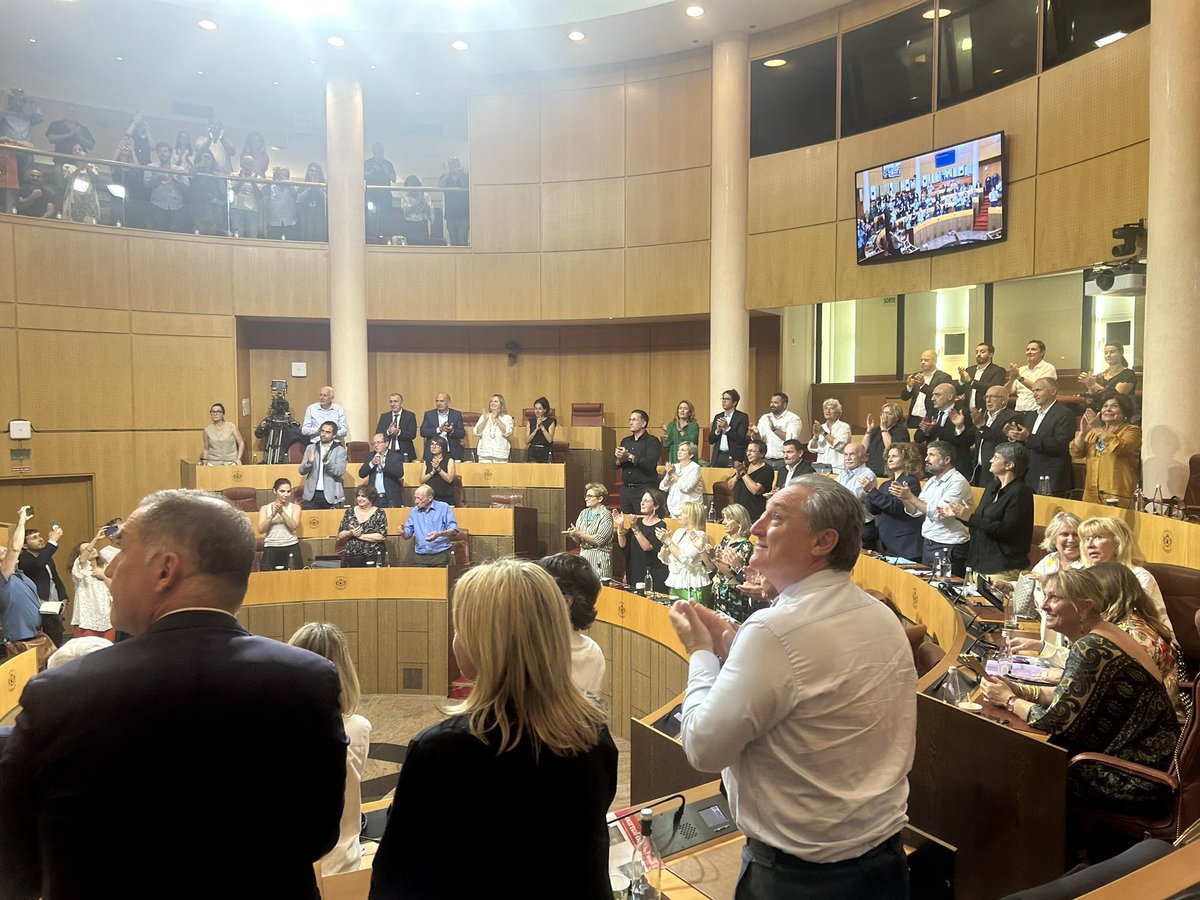 La délibération proposant le statut d’autonomie de la Corse est adoptée par les 46 voix de Fà Populu Inseme, Avanzemu, Core in Fronte et P. Ghionga. Un texte rédigé en commun, qui dit clairement à Paris ce que veut la Corse : une autonomie de plein de droit et de plein exercice !