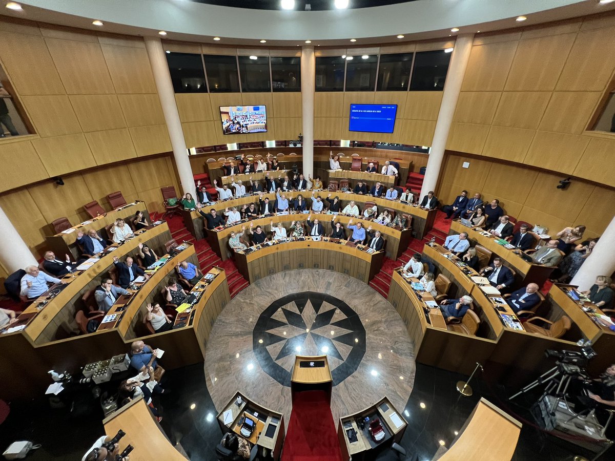 Gilles_Simeoni's tweet photo. La délibération proposant le statut d’autonomie de la Corse est adoptée par les 46 voix de Fà Populu Inseme, Avanzemu, Core in Fronte et P. Ghionga. Un texte rédigé en commun, qui dit clairement à Paris ce que veut la Corse : une autonomie de plein de droit et de plein exercice ! https://t.co/ckkOT5tHp0