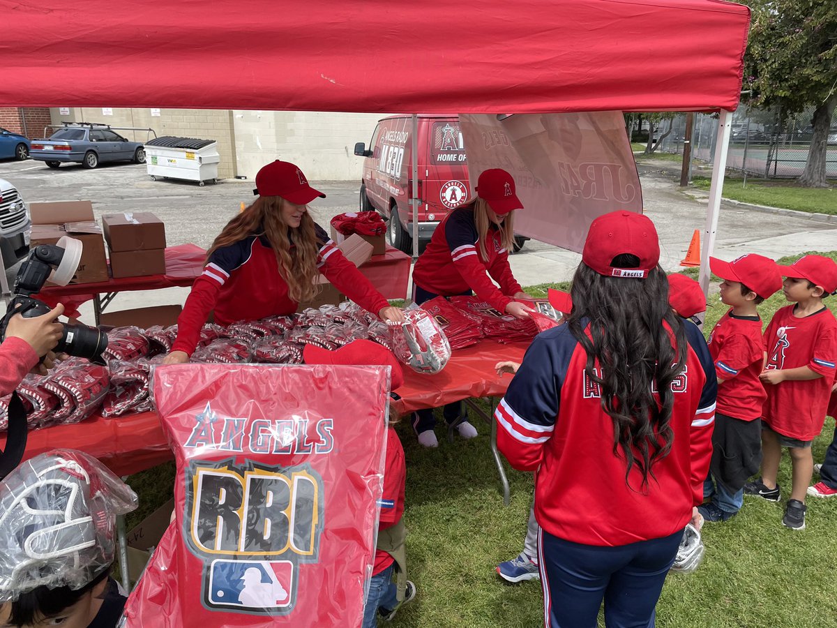 Looking back at the JR42 Clinic that passed in April presented by Nike! Two locations for this one, one at the Los Altos YMCA and the one at the Anaheim YMCA.