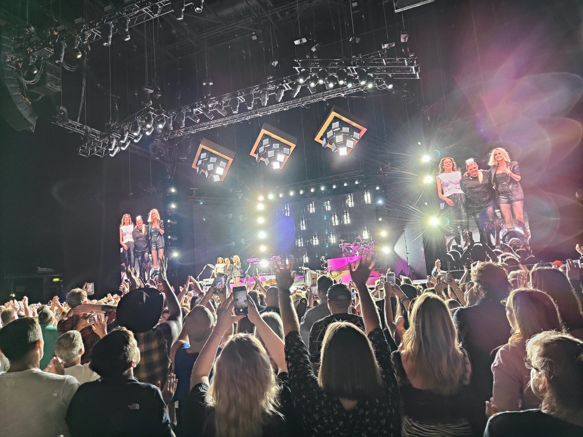 AAllcutt's tweet photo. What an amazing night yesterday, still doesn't feel real! I last saw @thechicks live in 2003. 20 years on and still utterly amazing. Will not leave it so long until next time... https://t.co/ikFilMHAnB