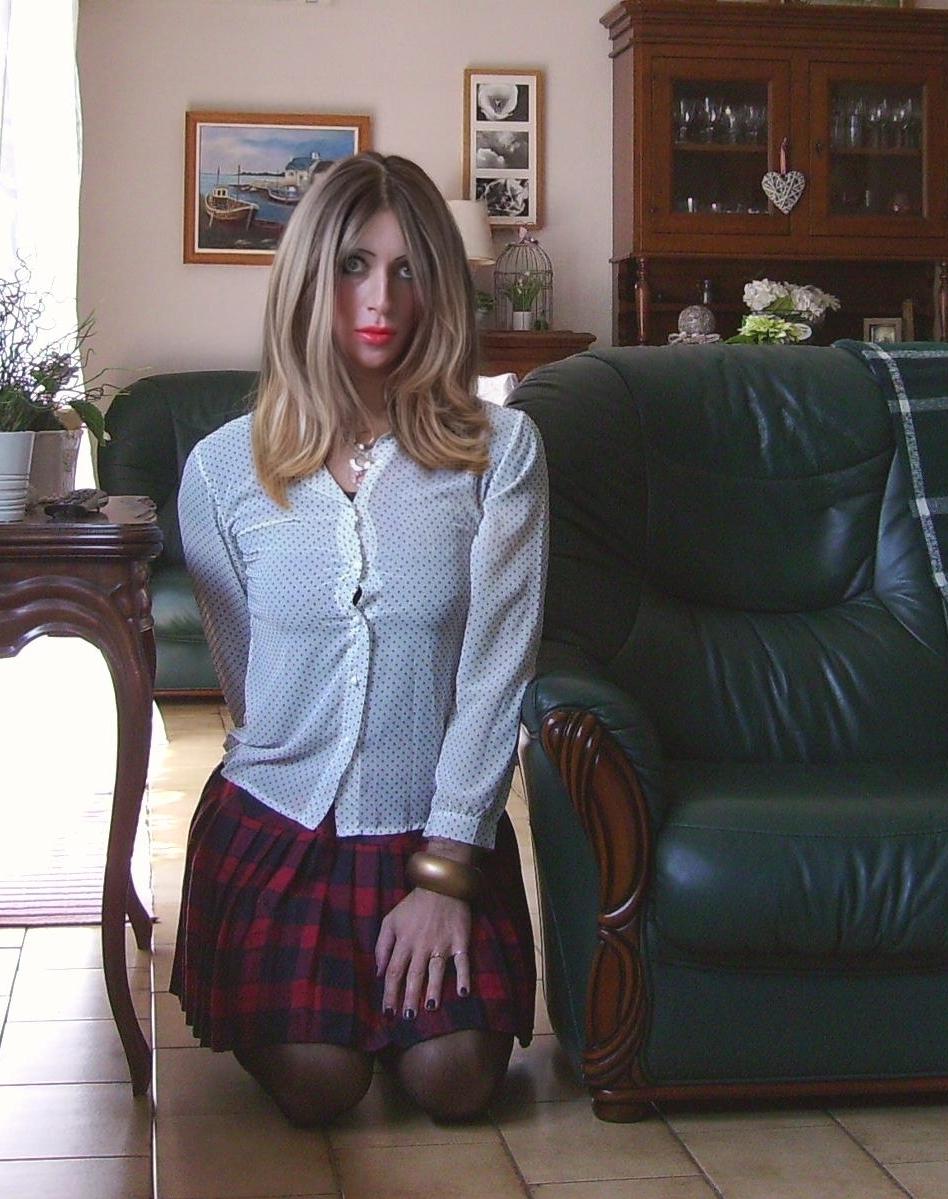 🧎‍♀️On my Knees Again 😇 😅😅 #juliacool #blondegirl #tartanskirt #pantyhose #collant #calze #pantimedias #tights #stockings #transgender #tgirl #transex #trans #transgirl #transfemme #transwoman #sissy #transvestite #onmyknees #knees https://t.co/KtioPlGxPt