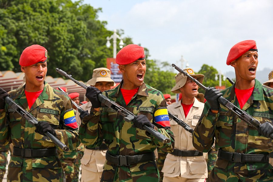NicolasMaduro's tweet photo. La historia hermosa y gloriosa de Venezuela palpita en nuestra conciencia, en el ser nacional y en este tiempo continúa llenando al pueblo y a la FANB de la fuerza espiritual que corre por nuestras venas para librar y ganar las batallas del siglo XXI por la independencia definitiva de la Patria.