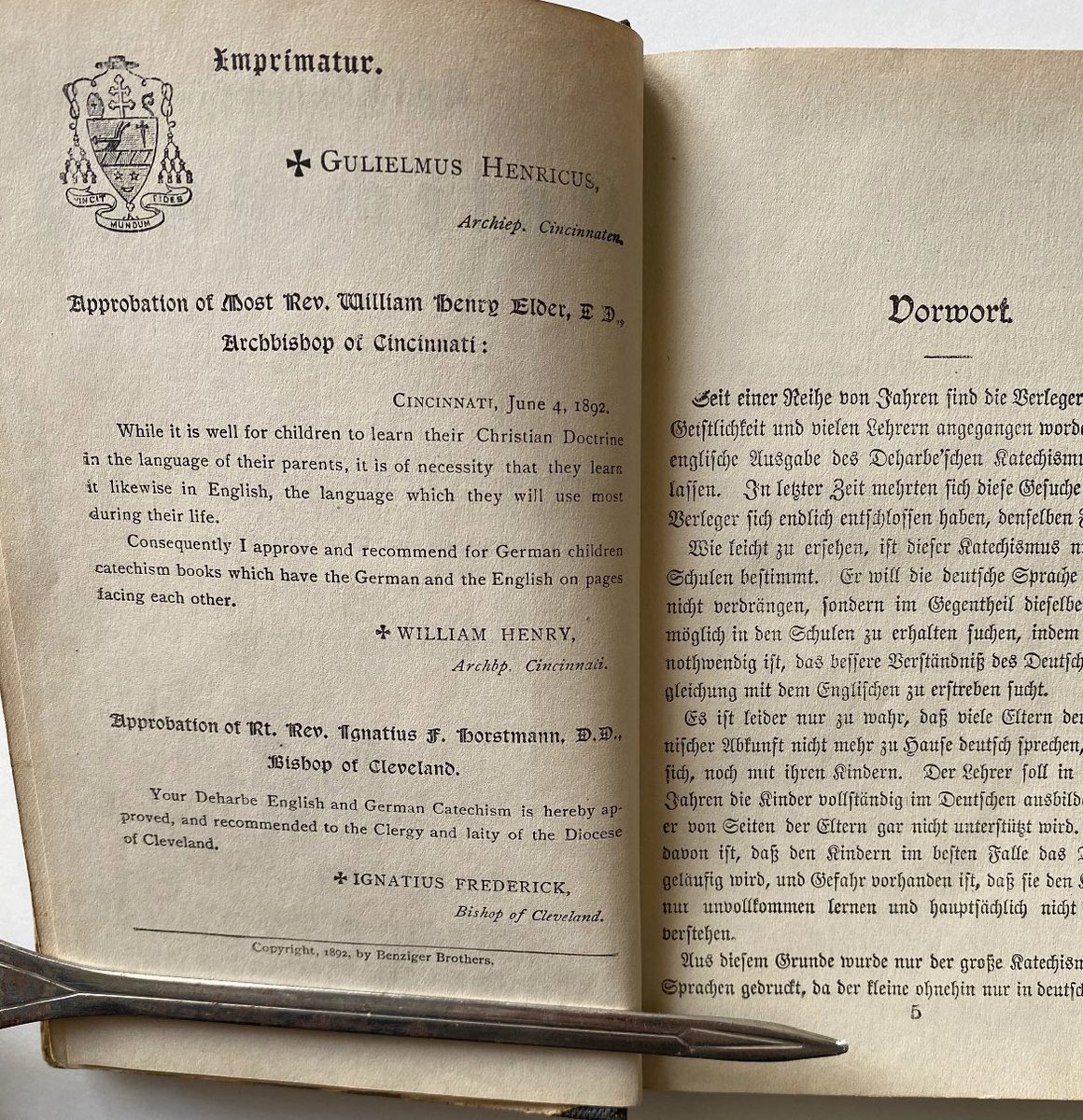 DKZeitung's tweet photo. This copy appears to come from Cincinnati in 1892! Of note is the imprimatur with Archbishop William Henry recommending all German children read catechisms with the German and English facing each other page by page.
#DAKV #GermanAmerican #CatholicHistory https://t.co/JcgjvMgpHx