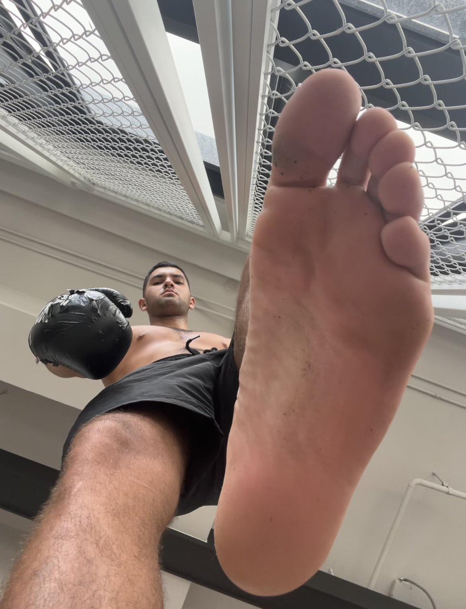 MaleFeetZone tweet media