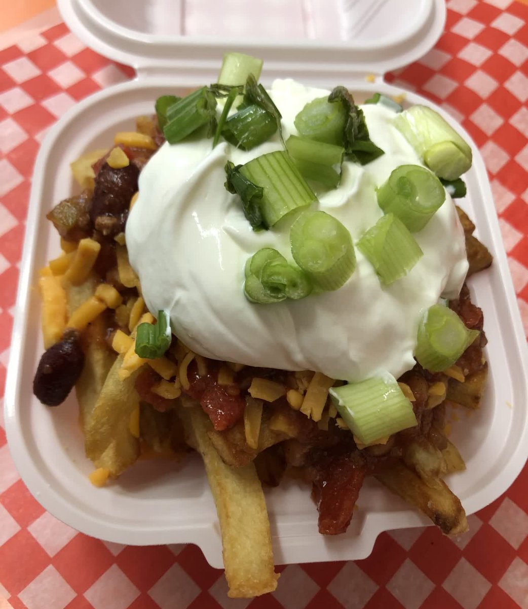 🌶 Spice up your takeout game with the Chili Fritz! 🍟🧀 Our scrumptious fries are loaded with our signature chili, nacho cheese, sour cream, green onions, and a touch of chili flakes. 🌶💥 Order yours from Fritzies and elevate your takeout experience to a whole new level!