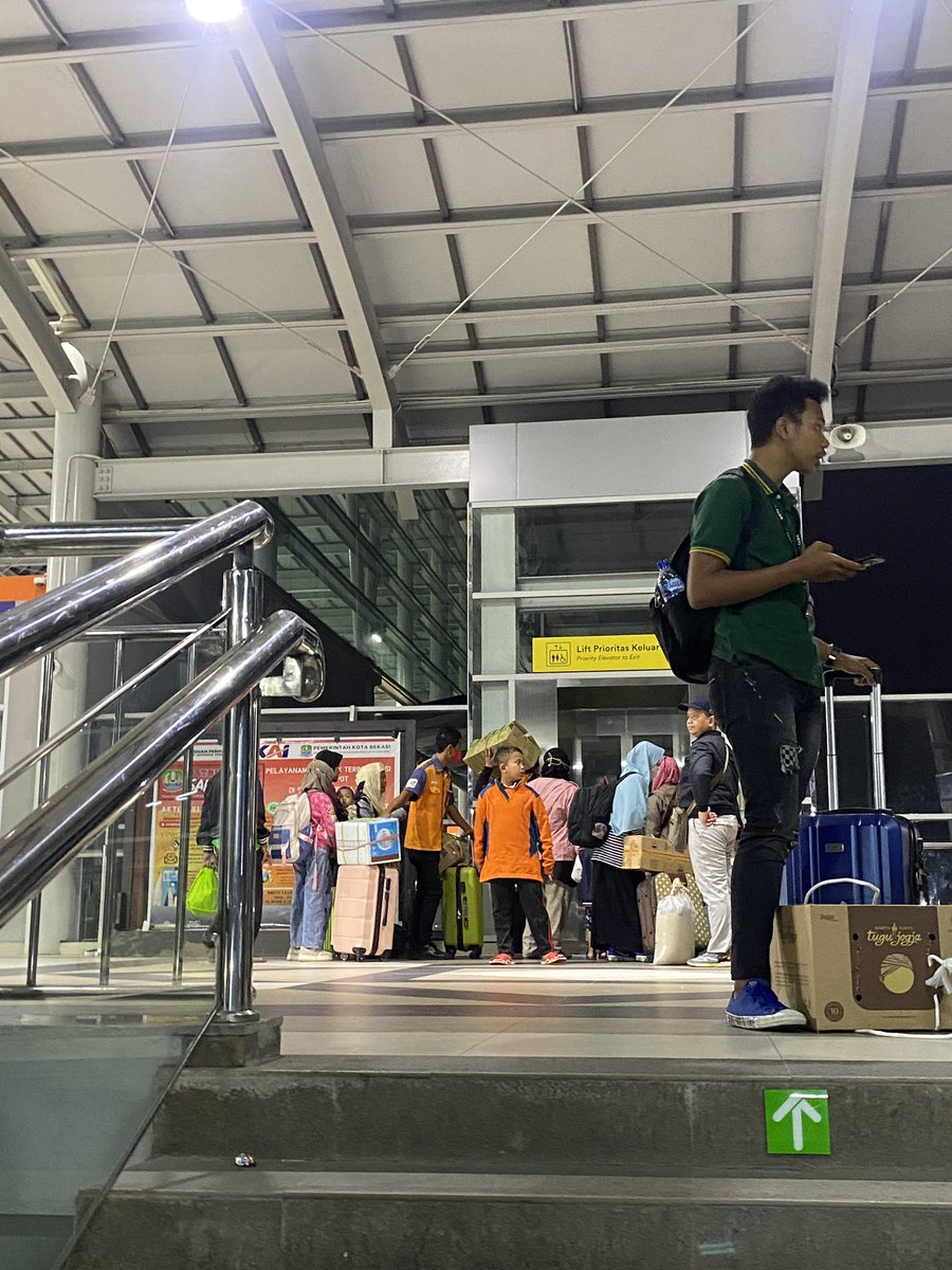 no0vembergurl's tweet photo. ini maintenance eskalator stasiun bekasi dari taun kapan gak bener bener min, liat noh lift antriannya kaya sembako🙃 @CommuterLine @KAI121 https://t.co/AYk8QK53nV