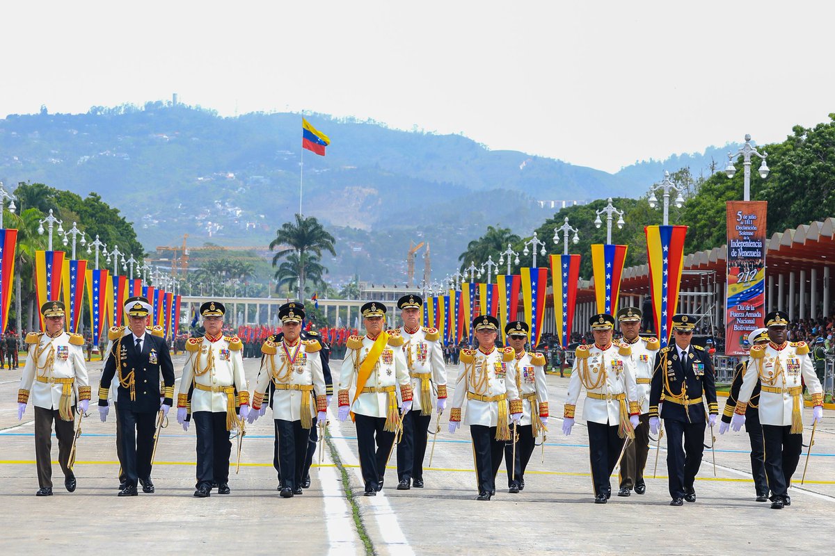 NicolasMaduro's tweet photo. La FANB es y será por siempre la columna vertebral perpetua de la unión de la Patria, de las garantías constitucionales del pueblo, de la Paz, la seguridad y de que jamás nuestro territorio sea mancillado por la bota infernal del imperio norteamericano y de cualquier imperio. ¡Preparados siempre para defender cada palmo de la Patria!