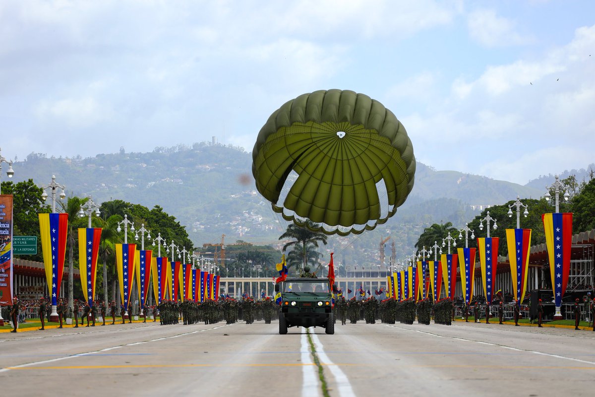 NicolasMaduro's tweet photo. La FANB es y será por siempre la columna vertebral perpetua de la unión de la Patria, de las garantías constitucionales del pueblo, de la Paz, la seguridad y de que jamás nuestro territorio sea mancillado por la bota infernal del imperio norteamericano y de cualquier imperio. ¡Preparados siempre para defender cada palmo de la Patria!