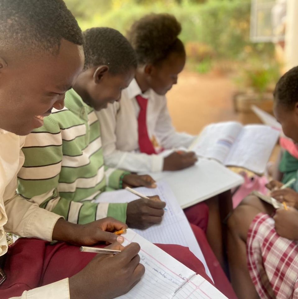 FreeHavenCommu1's tweet image. Extra lessons with teacher Ettah!
We love group work and working as a team!
#NGO #nonprofit #fhci #freehavencommunityinitiative #africa #zambia #livingstone #community #education #nutrition #health #empowerment #sponsorship #fhcizambia #extralessons #teaching #learning