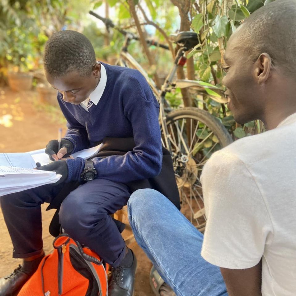 FreeHavenCommu1's tweet image. Extra lessons with teacher Ettah!
We love group work and working as a team!
#NGO #nonprofit #fhci #freehavencommunityinitiative #africa #zambia #livingstone #community #education #nutrition #health #empowerment #sponsorship #fhcizambia #extralessons #teaching #learning