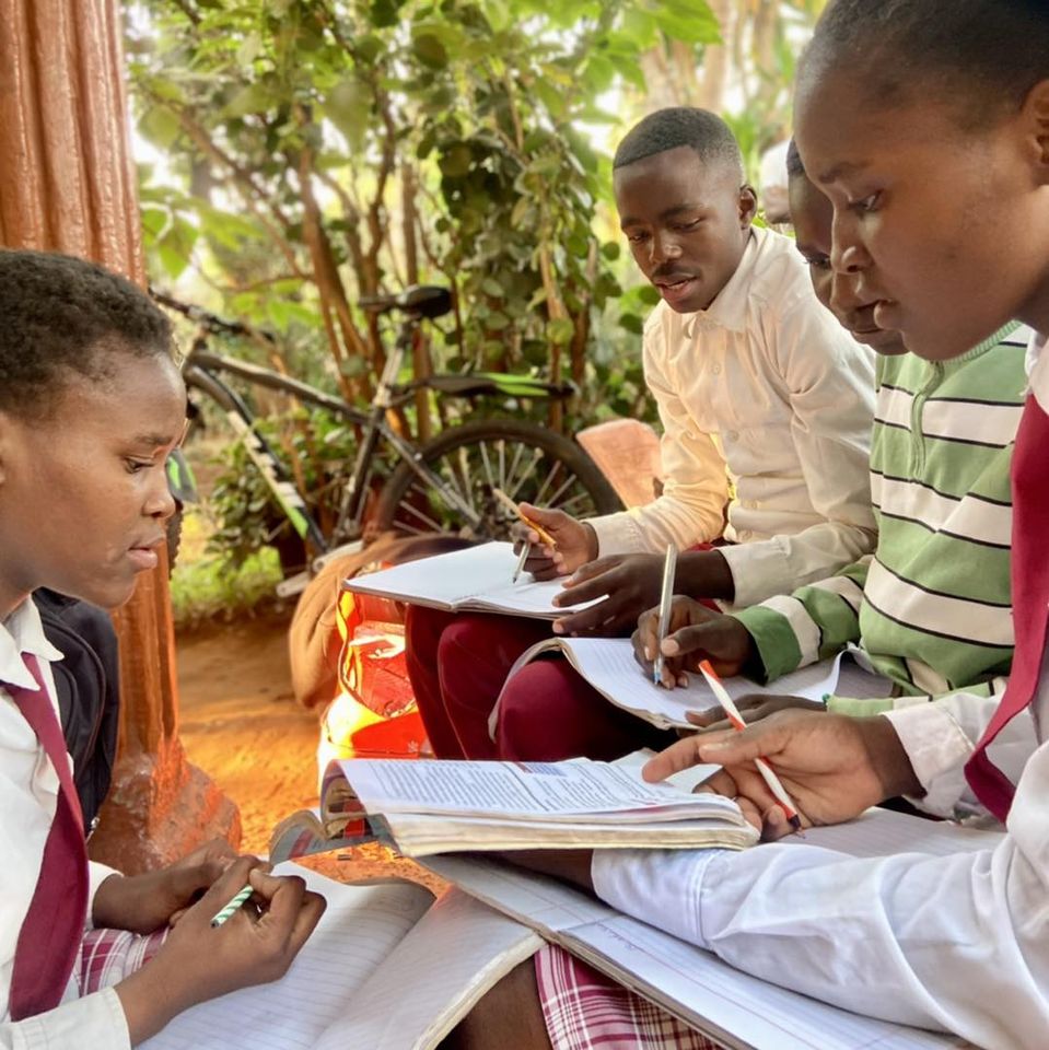 FreeHavenCommu1's tweet image. Extra lessons with teacher Ettah!
We love group work and working as a team!
#NGO #nonprofit #fhci #freehavencommunityinitiative #africa #zambia #livingstone #community #education #nutrition #health #empowerment #sponsorship #fhcizambia #extralessons #teaching #learning