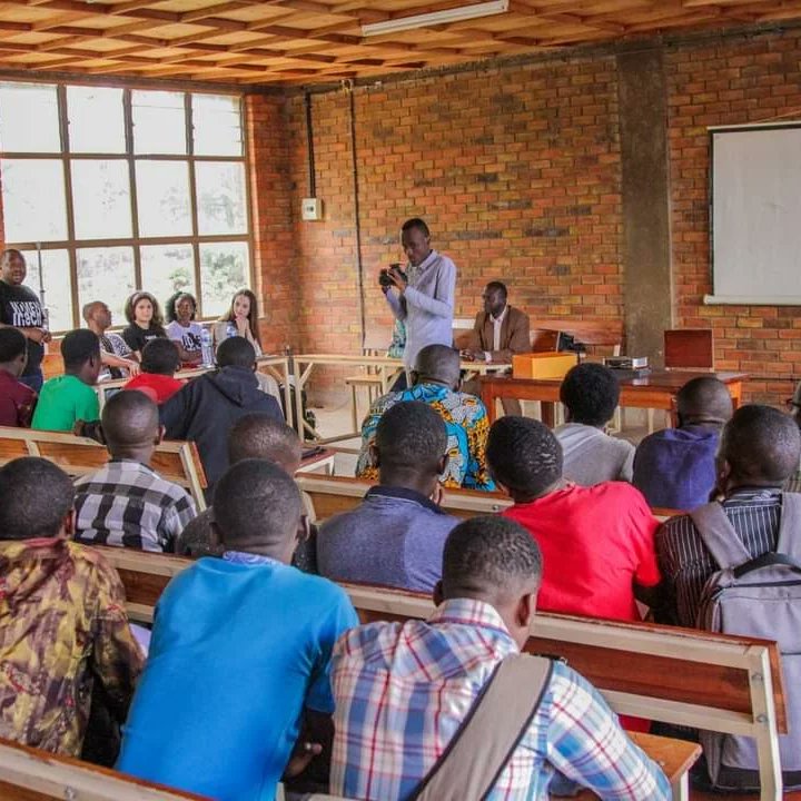 AnnyJoanice's tweet image. Coding is the new Oil , 
It was an incredible expercience to meet likeminded and hardworking Ladies where we would encourage students from upcountry Universities to develop ICT skills in all domains , 
#codeyourdreams 
#kithub 
#womenintechburundi 
#womenintech 
#womenempowerment