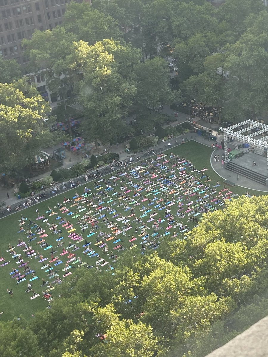 A view of Bryant Park from our new extension site, SUNY Downstate School of Public Health at Manhattan! Yogis unite! 🧘‍♀️🧘🏽🧘🏻‍♀️