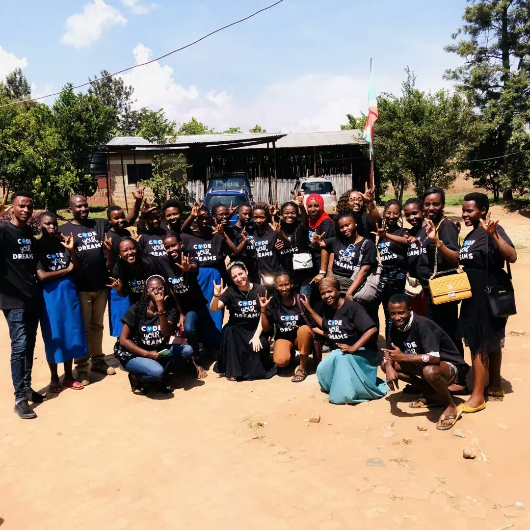 AnnyJoanice's tweet image. Quand On Prône  la Non Discrimination dans les domaines dites des hommes seulement, ça ne s&apos;arrête pas sur les genres!
C&apos;est Sans Distinction Aucune.  on s&apos;est rendus dans un Centre des Sourds Muets  dispenser des notions d&apos;informatique

#kithub #kithubnews #CodeYourDreams
#Youth