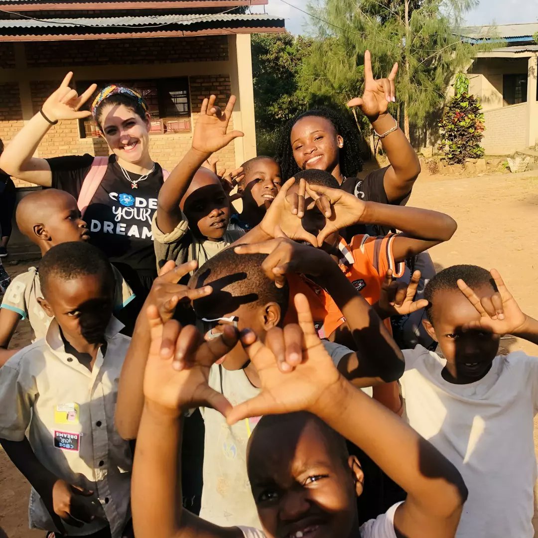 AnnyJoanice's tweet image. Quand On Prône  la Non Discrimination dans les domaines dites des hommes seulement, ça ne s&apos;arrête pas sur les genres!
C&apos;est Sans Distinction Aucune.  on s&apos;est rendus dans un Centre des Sourds Muets  dispenser des notions d&apos;informatique

#kithub #kithubnews #CodeYourDreams
#Youth