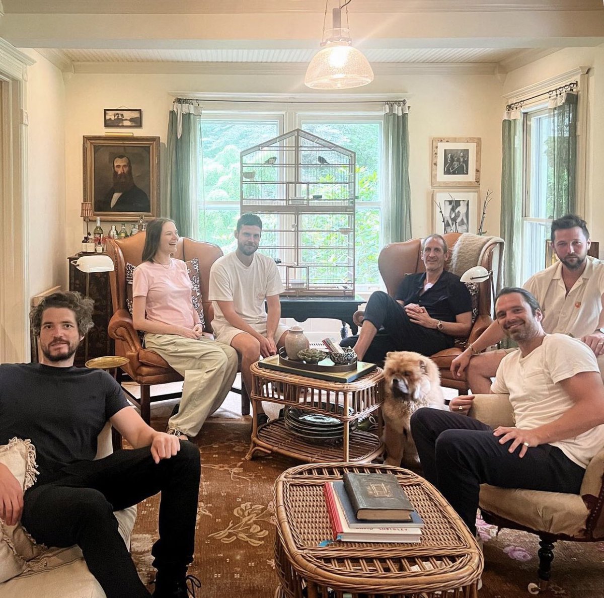 📸 Sebastian Stan recientemente junto a sus amigos.