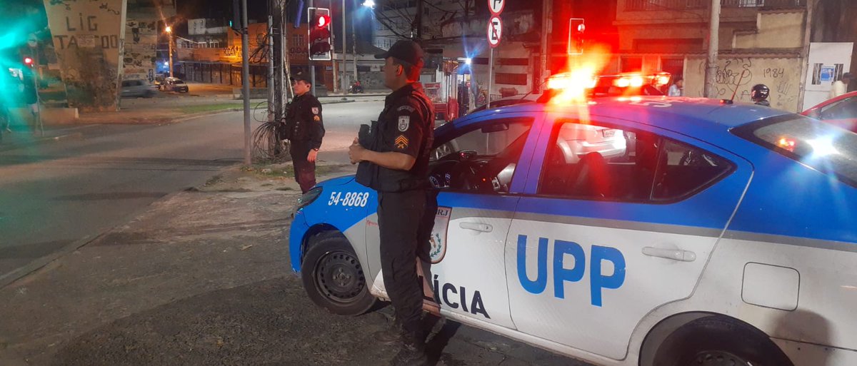PMERJ's tweet photo. Policiais militares da #UPPChatuba nas avenidas Brás de Pina com Lobo Júnior, na #Penha, #ZonaNorte.
#PMERJ #ServireProteger https://t.co/RwavK1ITrL