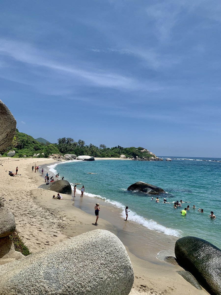tomas_mcnulty's tweet photo. Estamos en #SantaMarta 🏝️, un puerto de piratas cerca de donde nació #GabrielGarciaMarquez ✍️ No cabe duda de que su #RealismoMagico habita el Parque Nacional de #Tayrona, un lugar ubicado junto a la Sierra Nevada de Santa Marta, las montañas costeras más altas del mundo 🏔️ https://t.co/MPc8Rat7Es