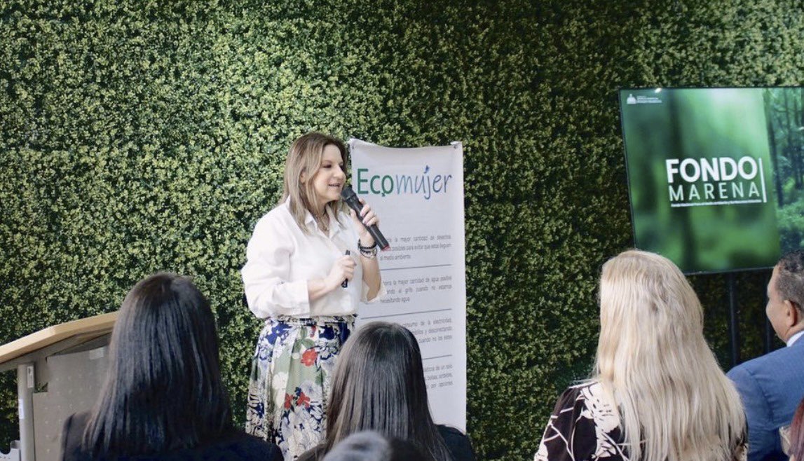 fondomarena's tweet photo. Hemos llevado a cabo una actividad muy especial. ¡EcoMujer dijo presente en el MEPyD (@mepydrd)! 👏🏼 Le llevamos muchísimas enseñanzas y educación a mujeres dominicanas que con pequeñas acciones pueden cambiar grandemente nuestro planeta tierra. 💚🌍 https://t.co/bOiYzrWKnO