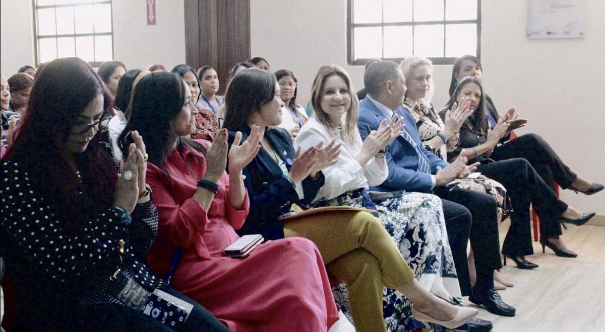 fondomarena's tweet photo. Hemos llevado a cabo una actividad muy especial. ¡EcoMujer dijo presente en el MEPyD (@mepydrd)! 👏🏼 Le llevamos muchísimas enseñanzas y educación a mujeres dominicanas que con pequeñas acciones pueden cambiar grandemente nuestro planeta tierra. 💚🌍 https://t.co/bOiYzrWKnO